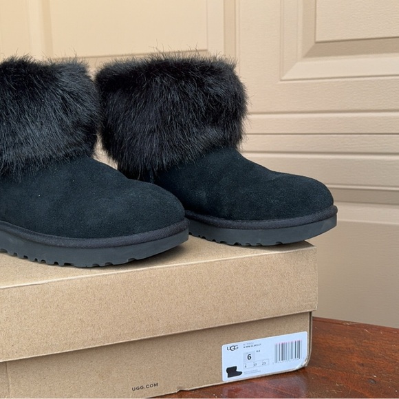 UGG. Black W mini Blakely. Women’s 7. Youth 6. Never worn!!! - Picture 3 of 5